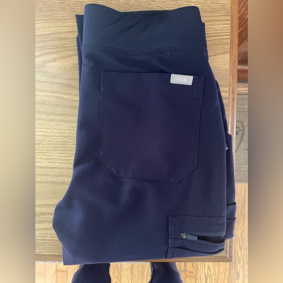 Figs scrubs top and pants - Picture 2 of 4